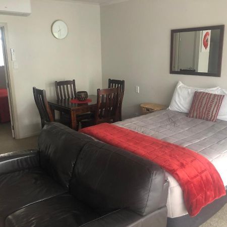 Absolute Lake View Motel 타우포 호 외부 사진
