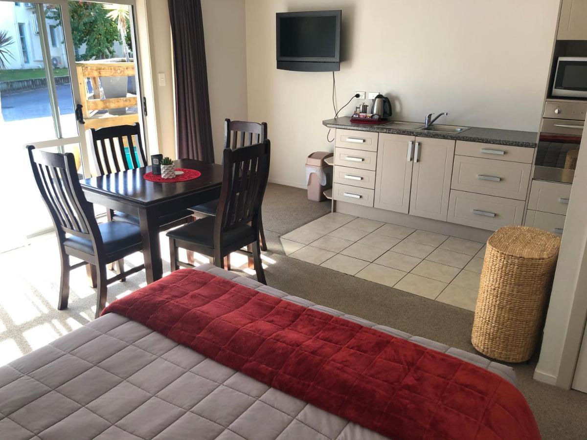 Absolute Lake View Motel 타우포 호 외부 사진
